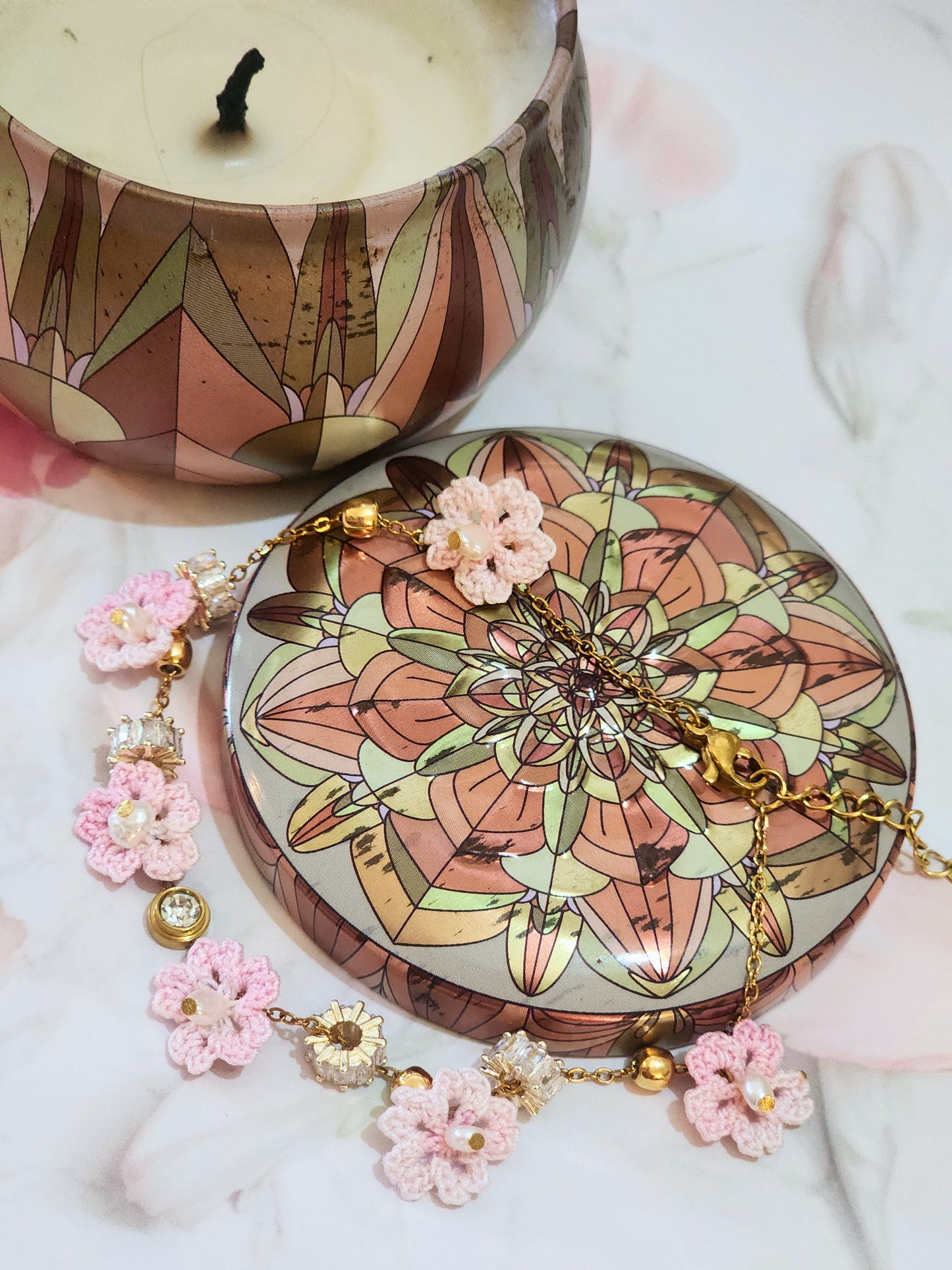 Handcrafted micro-crochet Sakuras with 2-3mm baroqoue pearls. On 18K gold-plated stainless steel bracelet with zircon bead stopper.
