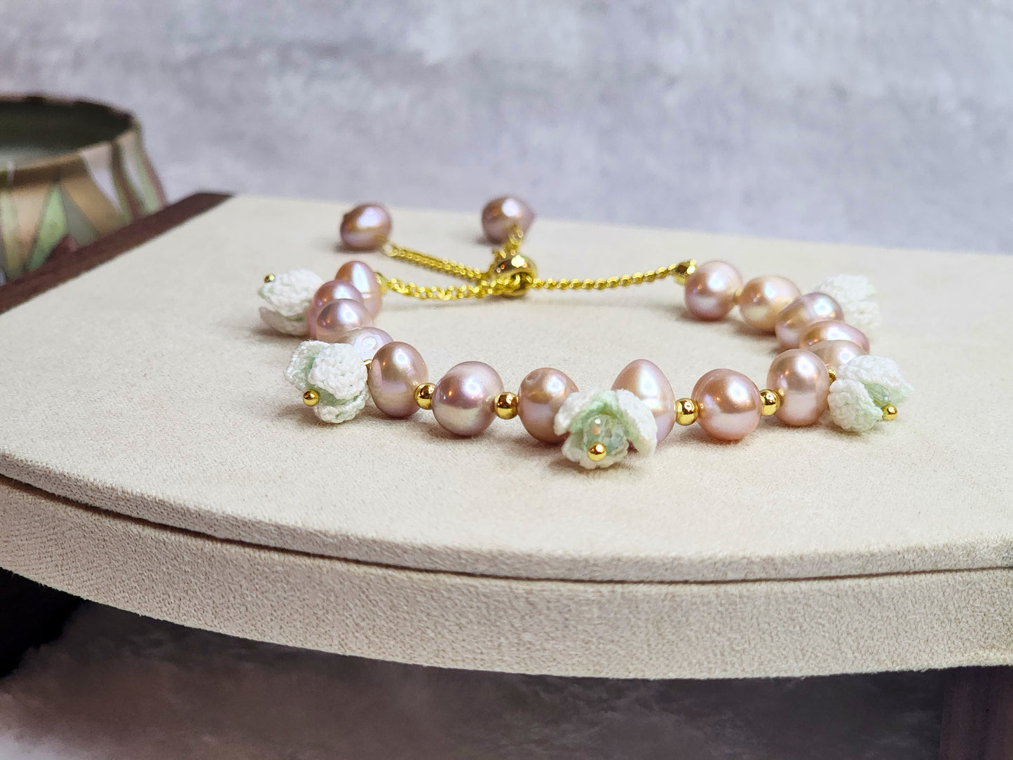 Luminous 8-9mm purple Barqoue pearls with micro-crochet snowdrop blossoms bracelet. On 18K gold-plated chain.