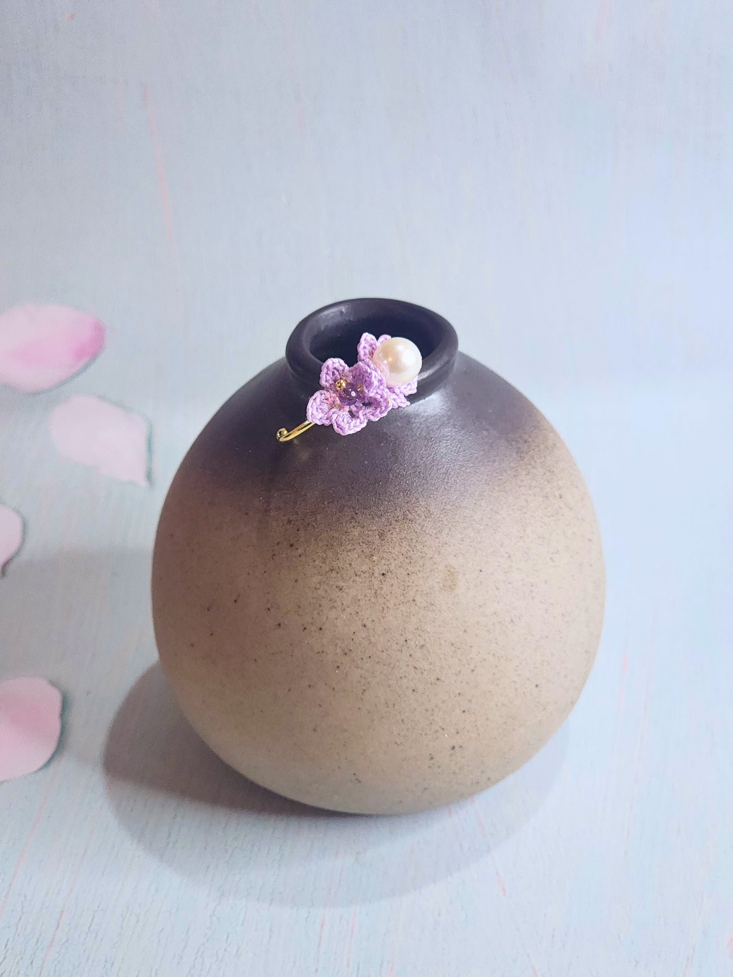 Exquisite handcrafted micro-crochet ring of star flowers, crowned with a luminous 7-8mm natural Edison freshwater pearl. 18K gold-plated adjustable ring.