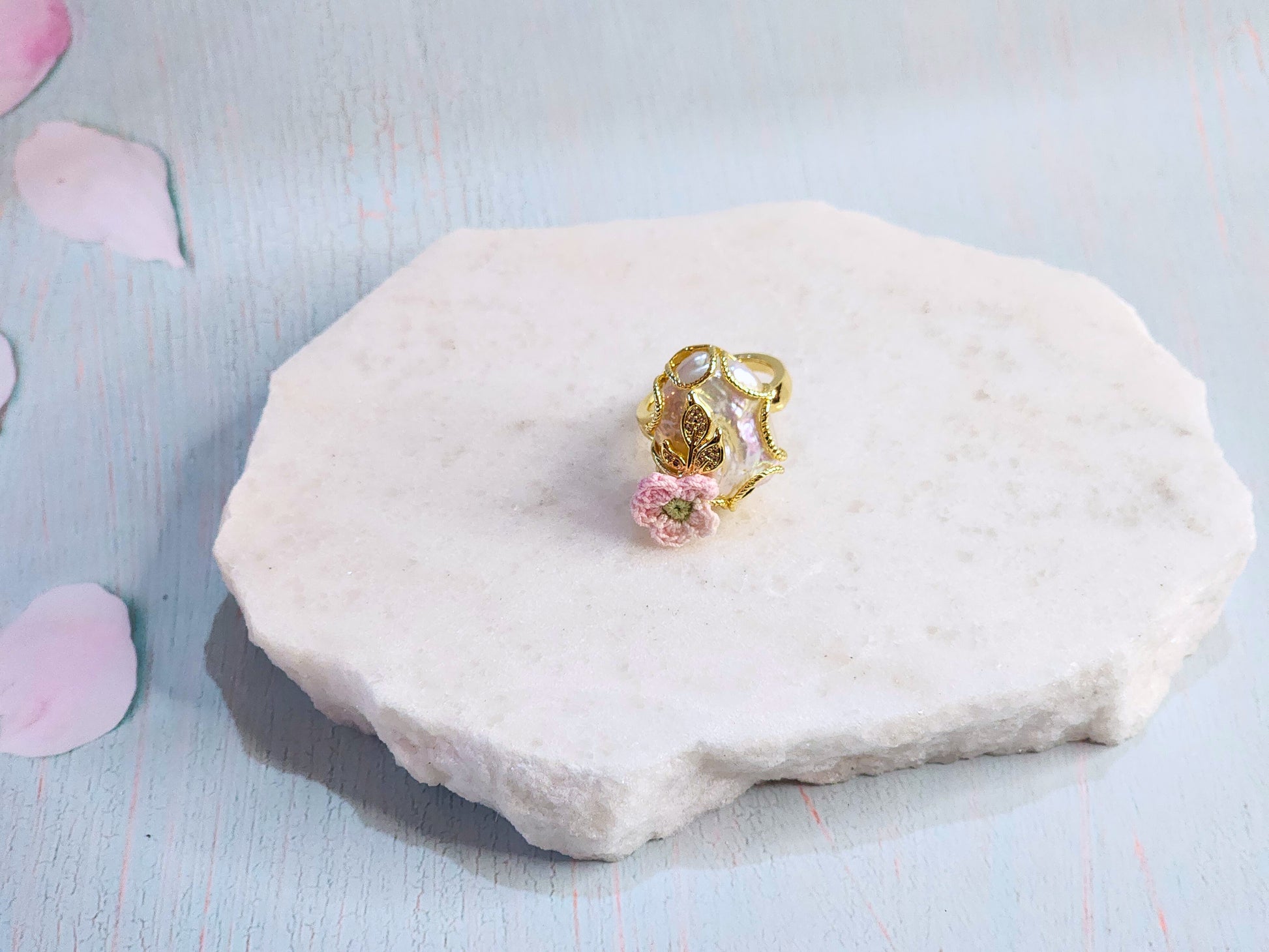 Natural Baroque pearl with a handcrafted micro-crochet apple blossom. 18K gold-plated setting. Adjustable ring.