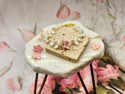 High-lustre Keshi pearls with micro crochet Sakura. From everyday wear to occasions. Styled with gold jewelry wire and 18K gold-plated clasp and chain. 