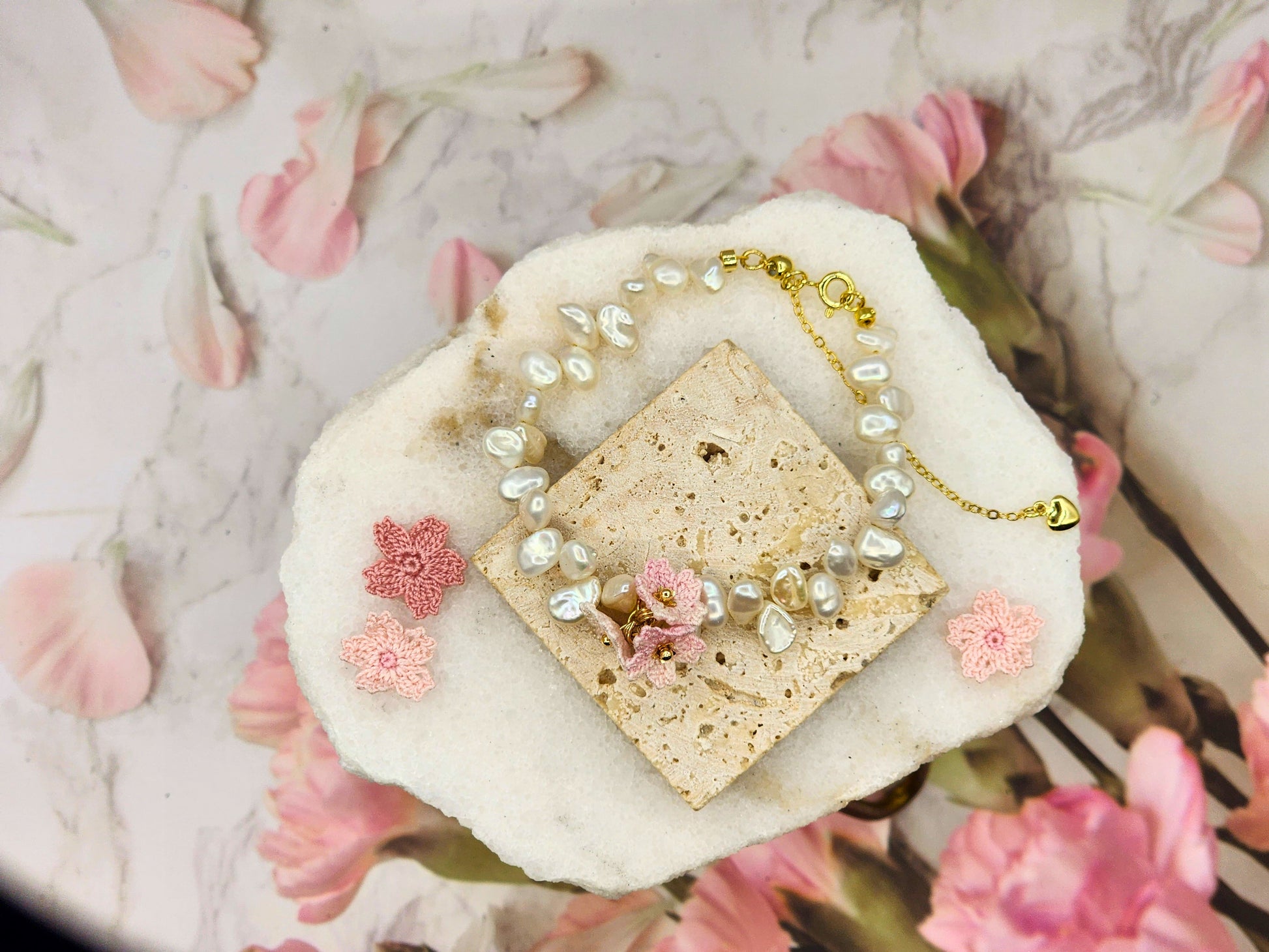 High-lustre Keshi pearls with micro crochet Sakura. From everyday wear to occasions. Styled with gold jewelry wire and 18K gold-plated clasp and chain. 