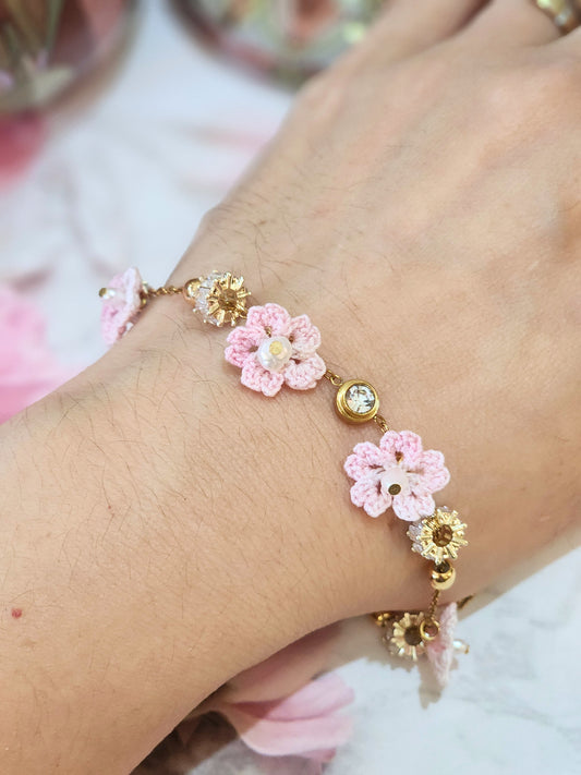 Handcrafted micro-crochet Sakuras with 2-3mm baroqoue pearls. On 18K gold-plated stainless steel bracelet with zircon bead stopper.