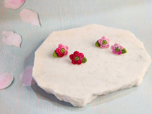 Handcrafted micro-crochet apple blossoms earrings in pink and red tones. On 18K gold-plated studs. 