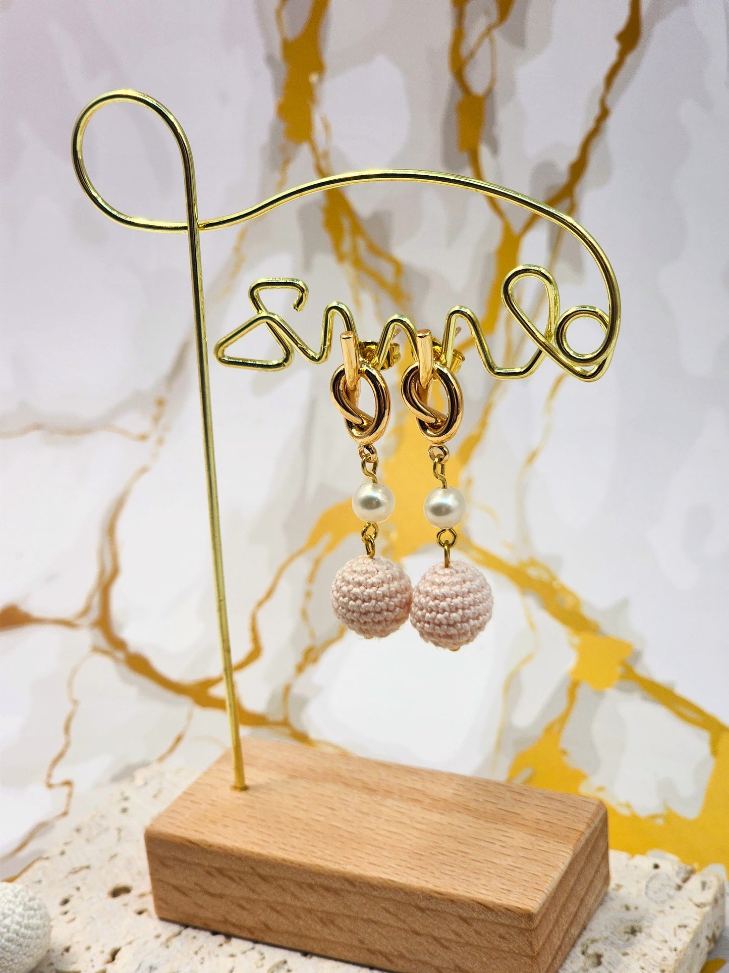 Handcrafted micro crochet pink pearls sway gently beneath 4–5mm Aurora-grade freshwater pearlsS. Styled with 18K gold-plated hooks and S925 needles.
