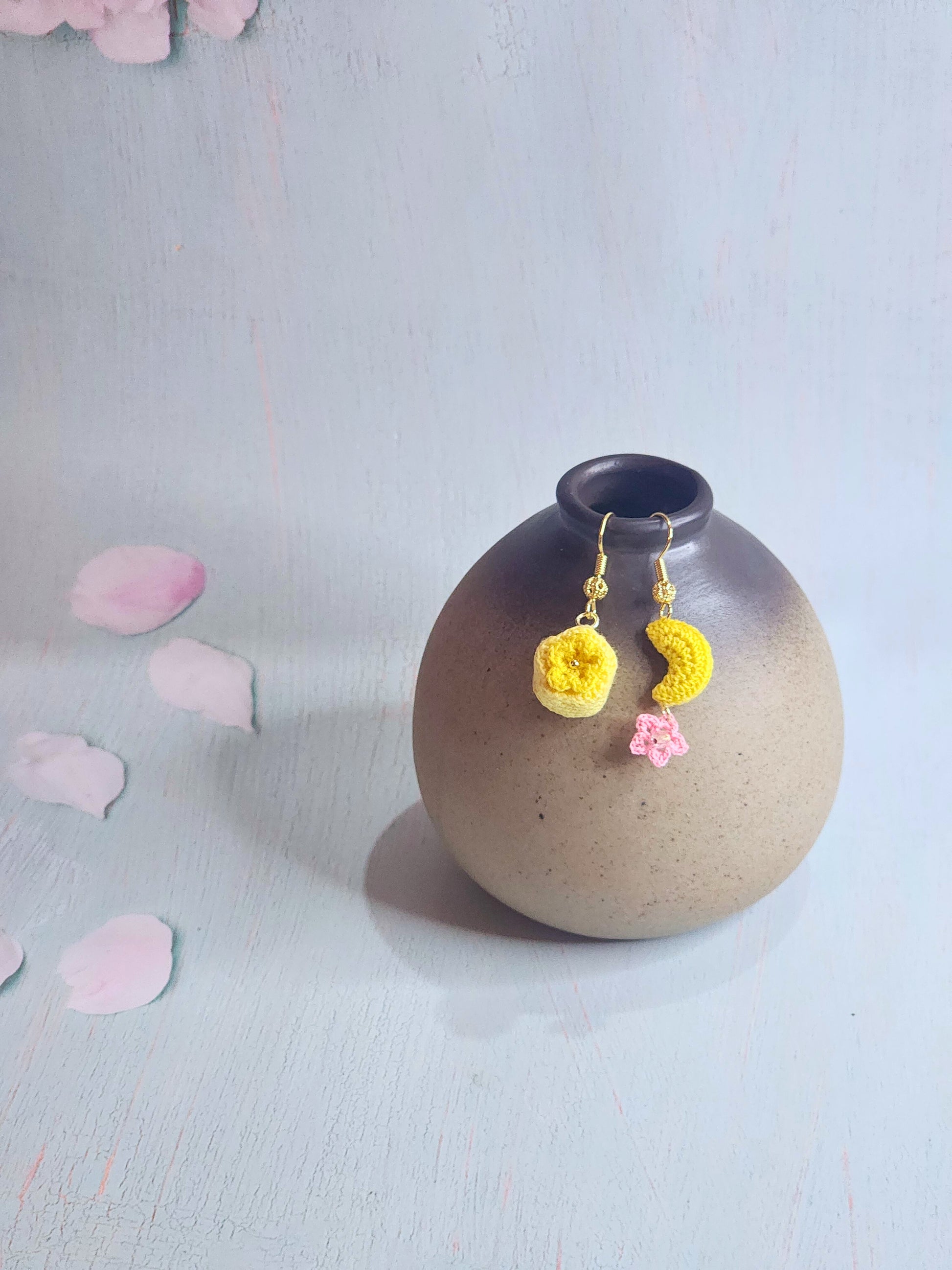 Handcrafted Autumn Moon & Mooncake Micro-crochet earrings. Set with 18K gold-plated ear hooks. 