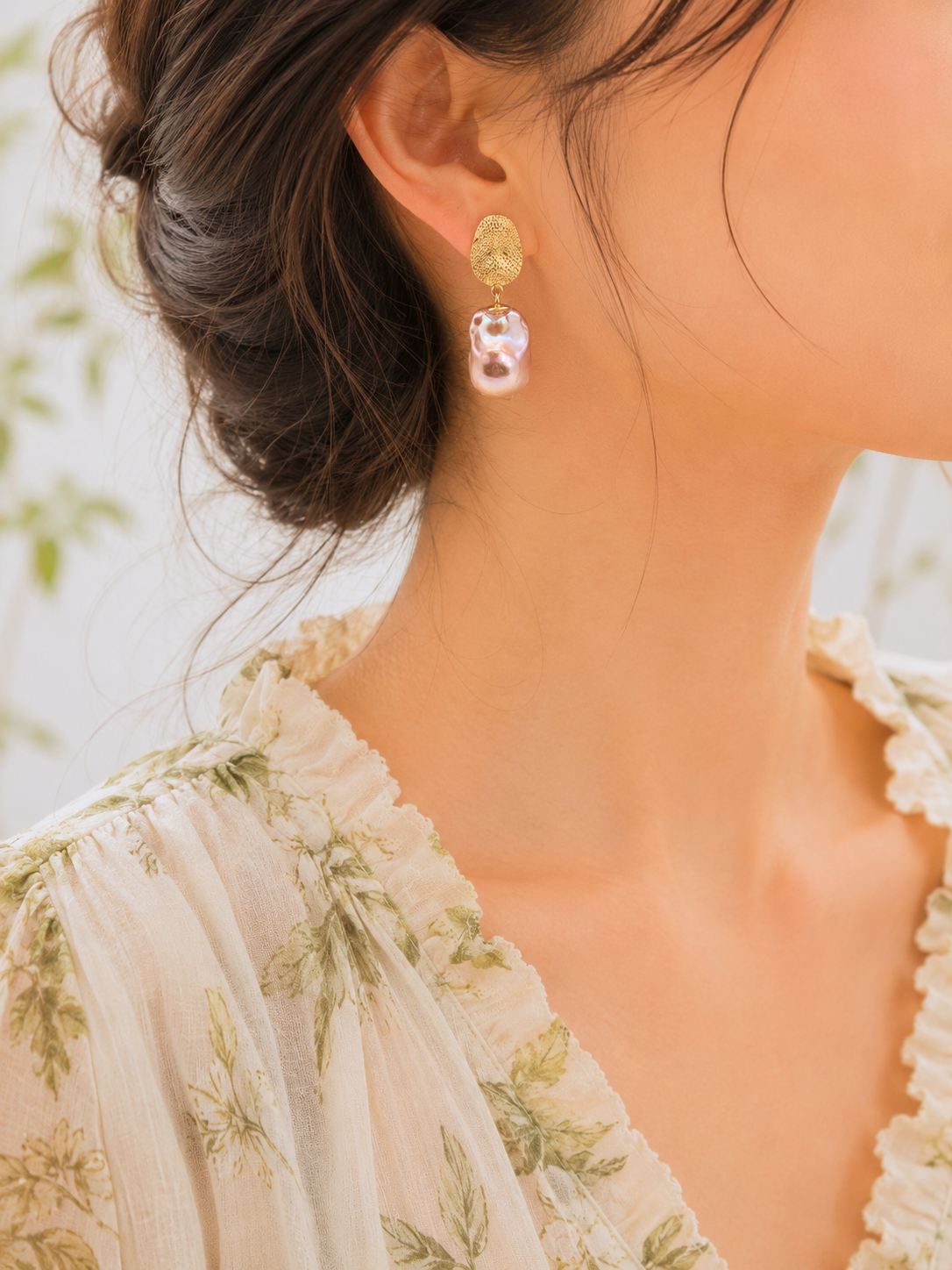 Radiant pink-gold baroque pearls earrings. Luminous 10mm pearls with metallic overtones. Set on gold vermeil studs.