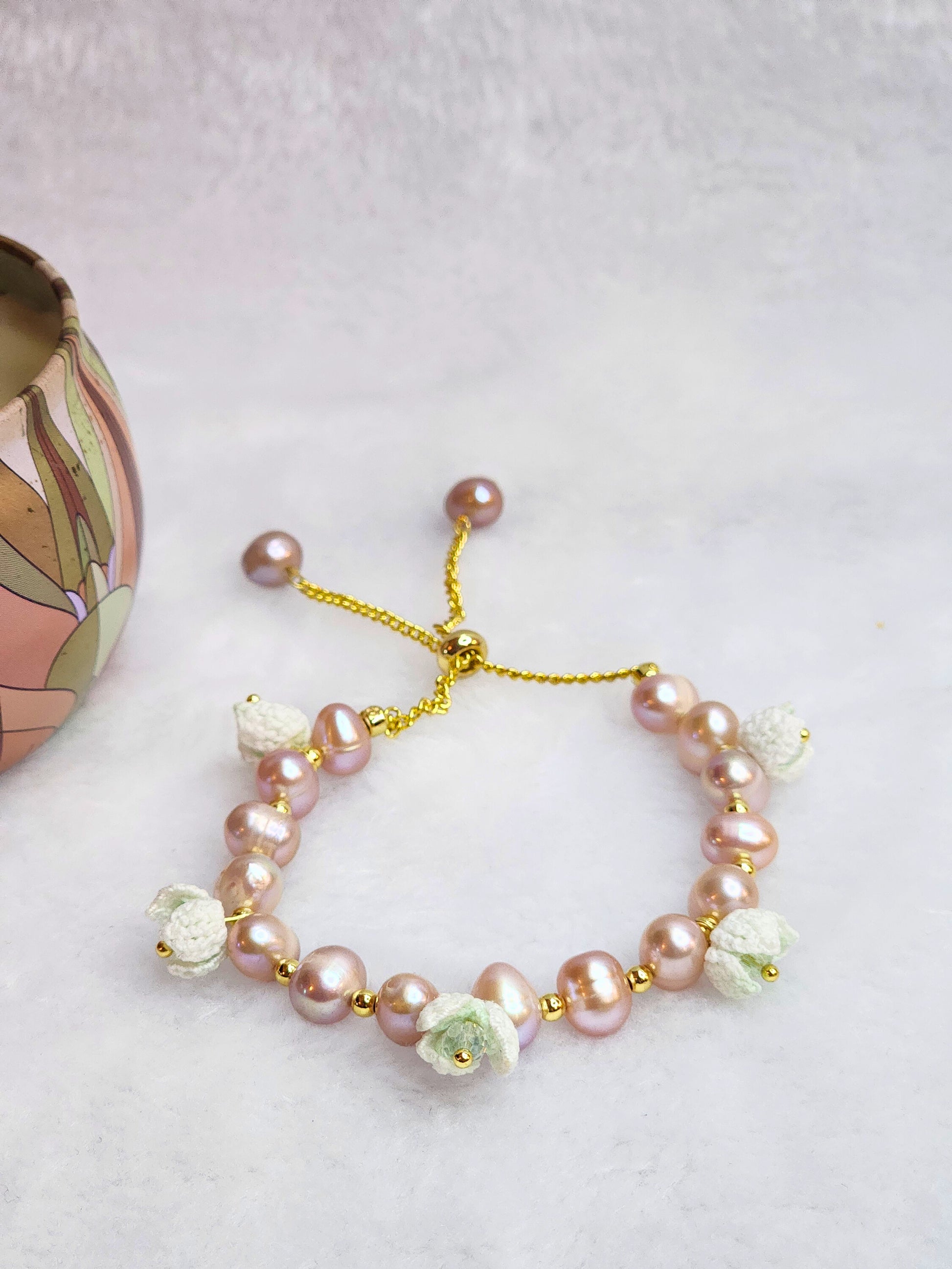 Luminous 8-9mm purple Barqoue pearls with micro-crochet snowdrop blossoms bracelet. On 18K gold-plated chain. 