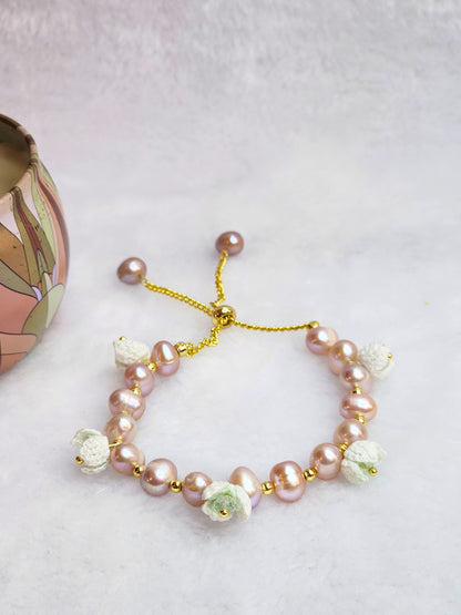 Luminous 8-9mm purple Barqoue pearls with micro-crochet snowdrop blossoms bracelet. On 18K gold-plated chain. 