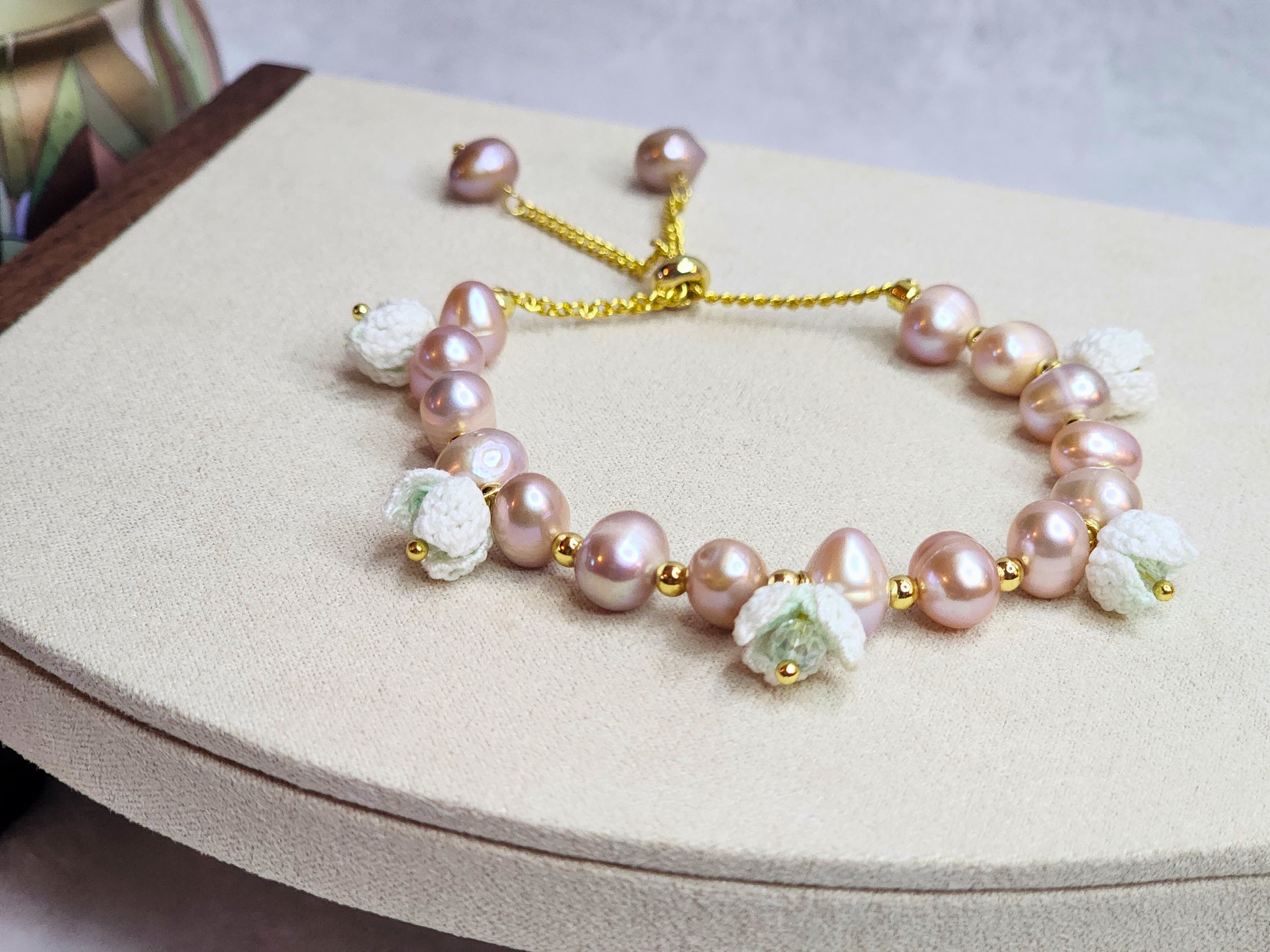 Luminous 8-9mm purple Barqoue pearls with micro-crochet snowdrop blossoms bracelet. On 18K gold-plated chain. 