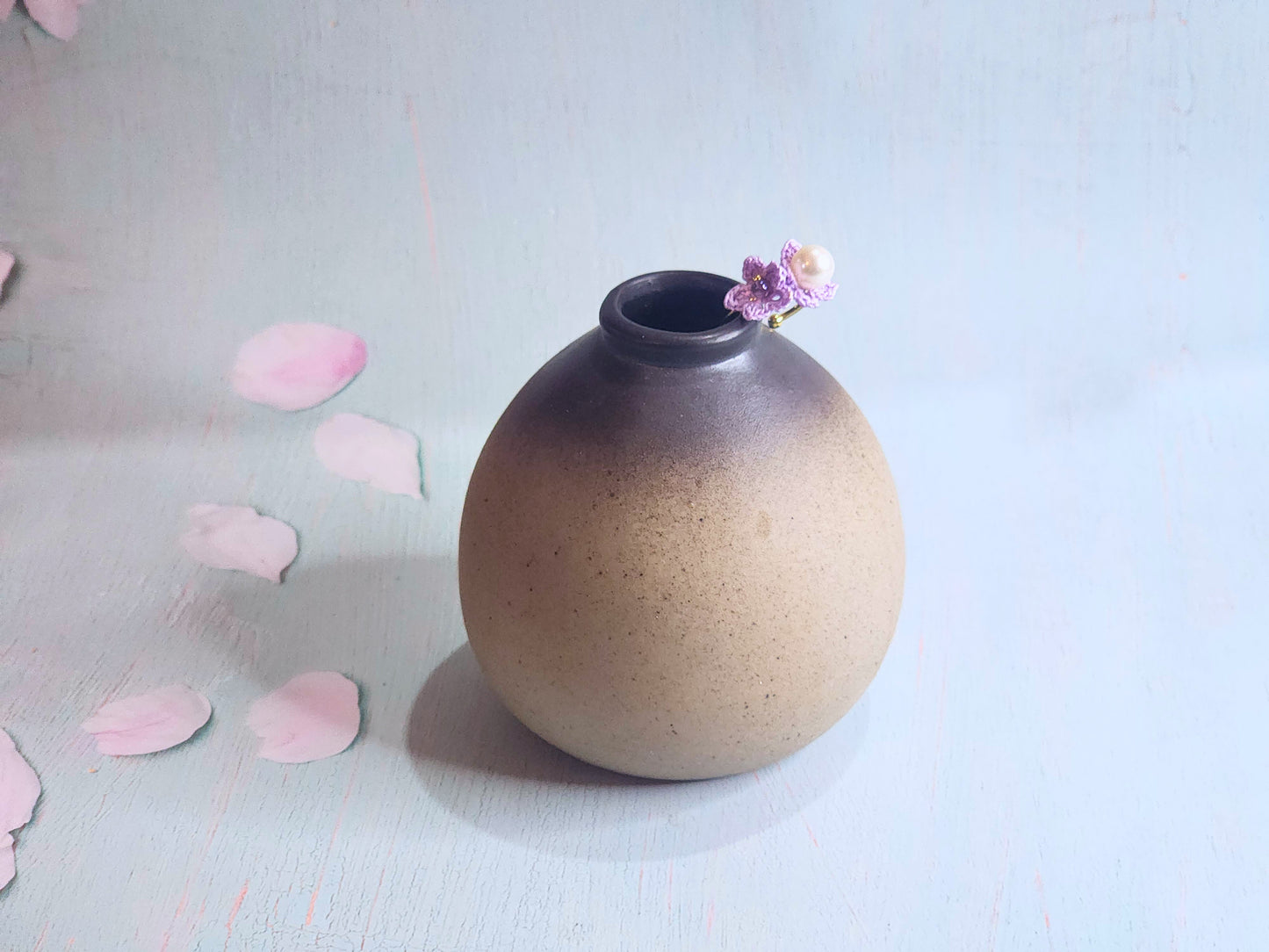 Exquisite handcrafted micro-crochet ring of star flowers, crowned with a luminous 7-8mm natural Edison freshwater pearl. 18K gold-plated adjustable ring. 