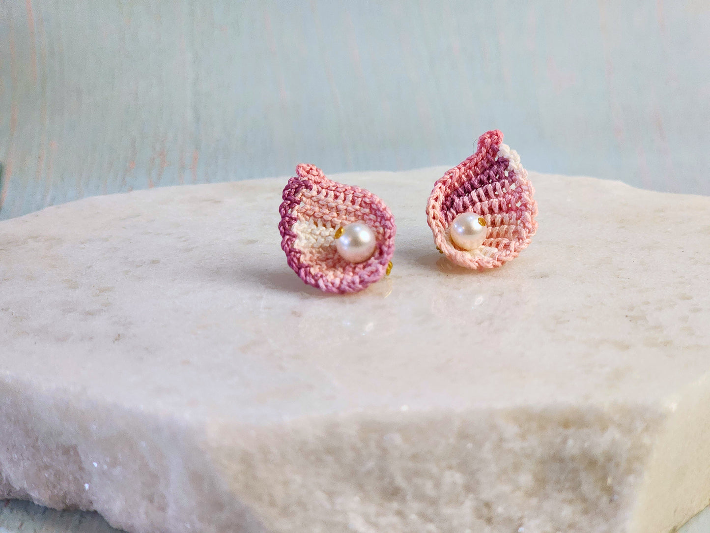 Handcrafted micro-crochet pink ombre scallop shell earrings with 5-6mm natural freshwater Akoya pearls. 18K gold-plated studs