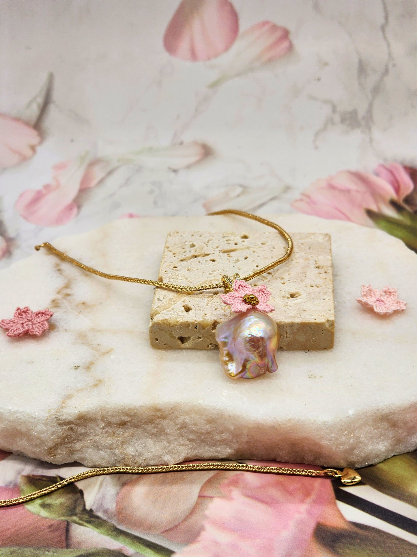 Remarkable 20x25mm Baroque pearl necklace with micro crochet Sakura. Luminous purple-gold overtone. 18K gold-plated Chopard chain.