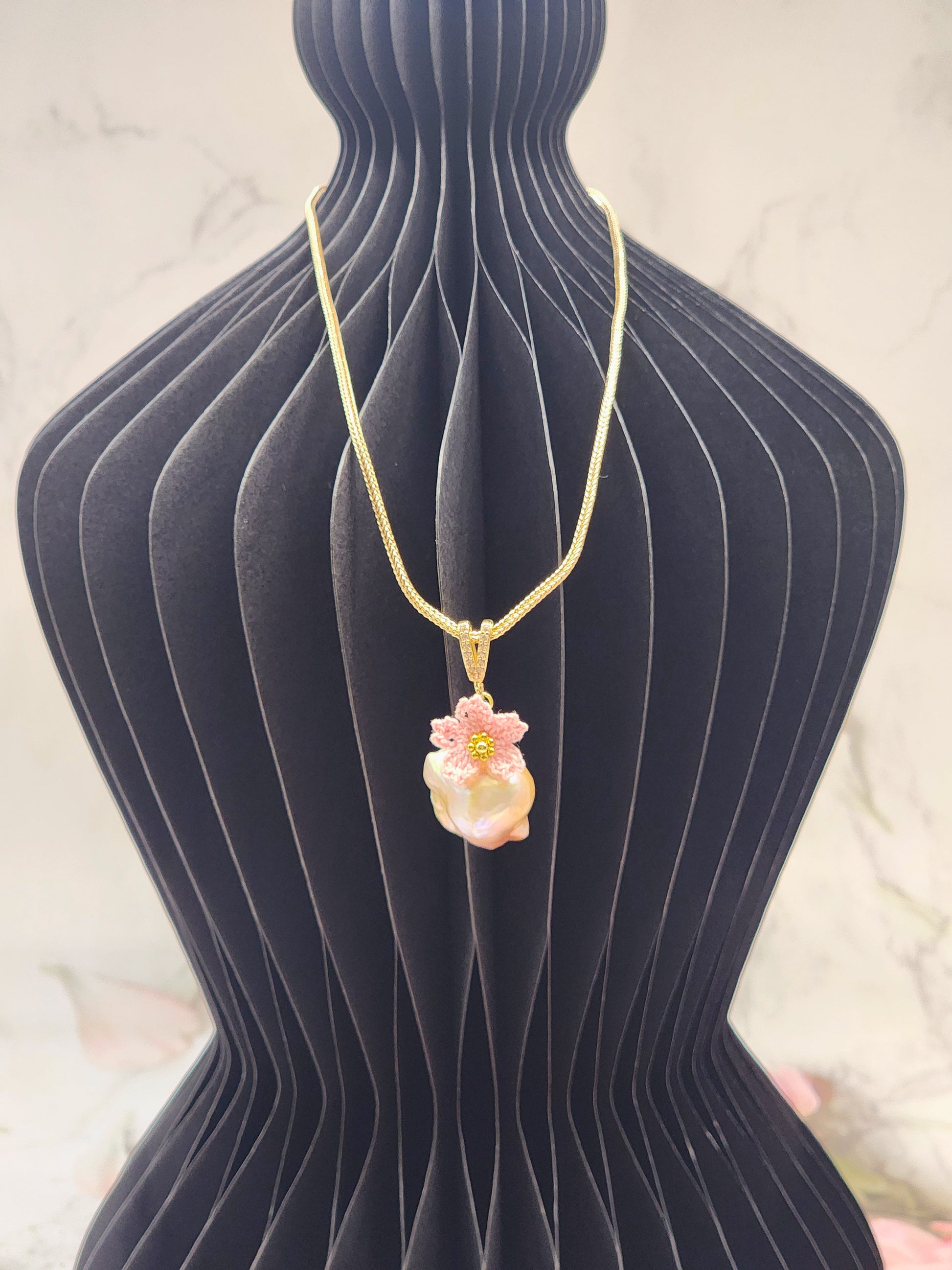 Remarkable 20x25mm Baroque pearl necklace with micro crochet Sakura. Luminous purple-gold overtone. 18K gold-plated Chopard chain.