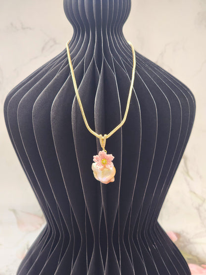 Remarkable 20x25mm Baroque pearl necklace with micro crochet Sakura. Luminous purple-gold overtone. 18K gold-plated Chopard chain.