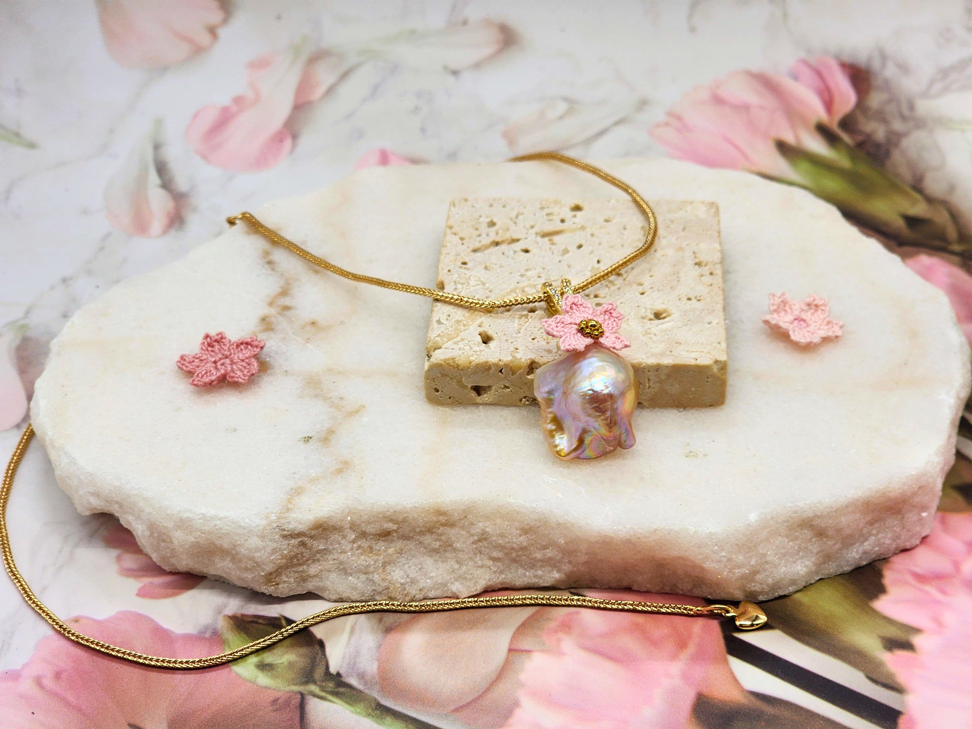 Remarkable 20x25mm Baroque pearl necklace with micro crochet Sakura. Luminous purple-gold overtone. 18K gold-plated Chopard chain.
