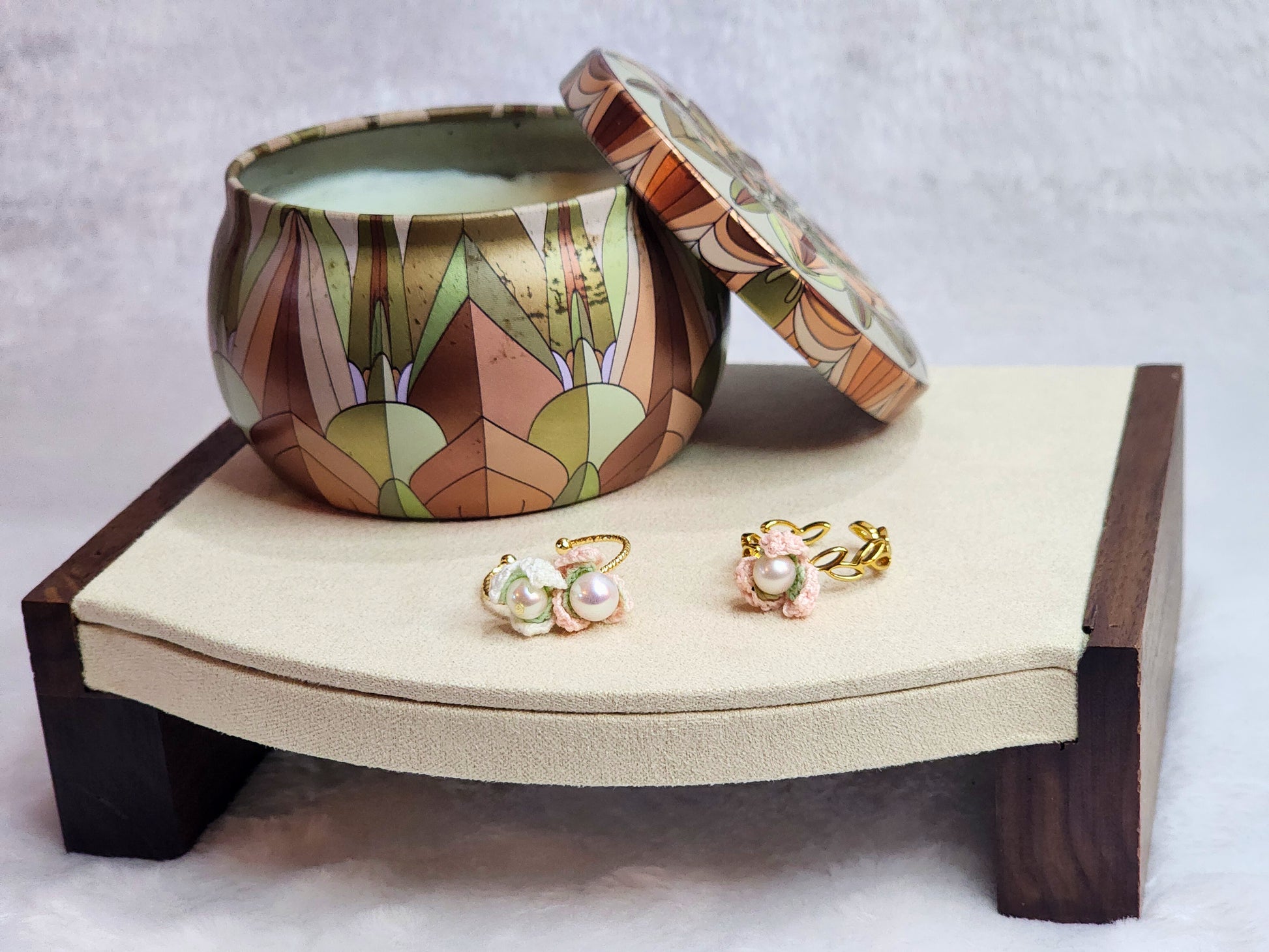 A pair of pearl & snowdrop micro-crochet rings. 18K gold-plated adjustable bands