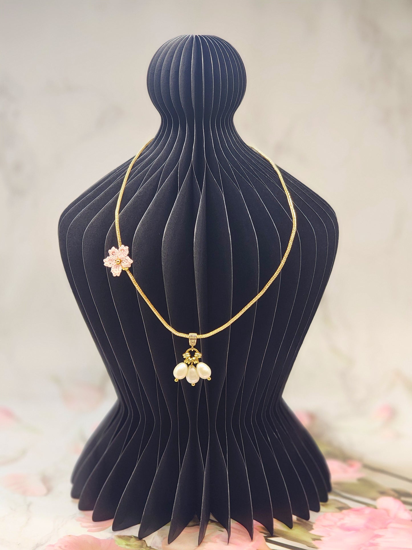 Flawless 6–7mm teardrop-shaped pearls complemented with a delicate micro crochet Sakura bloom. 18K gold-plated Chopard chain. 