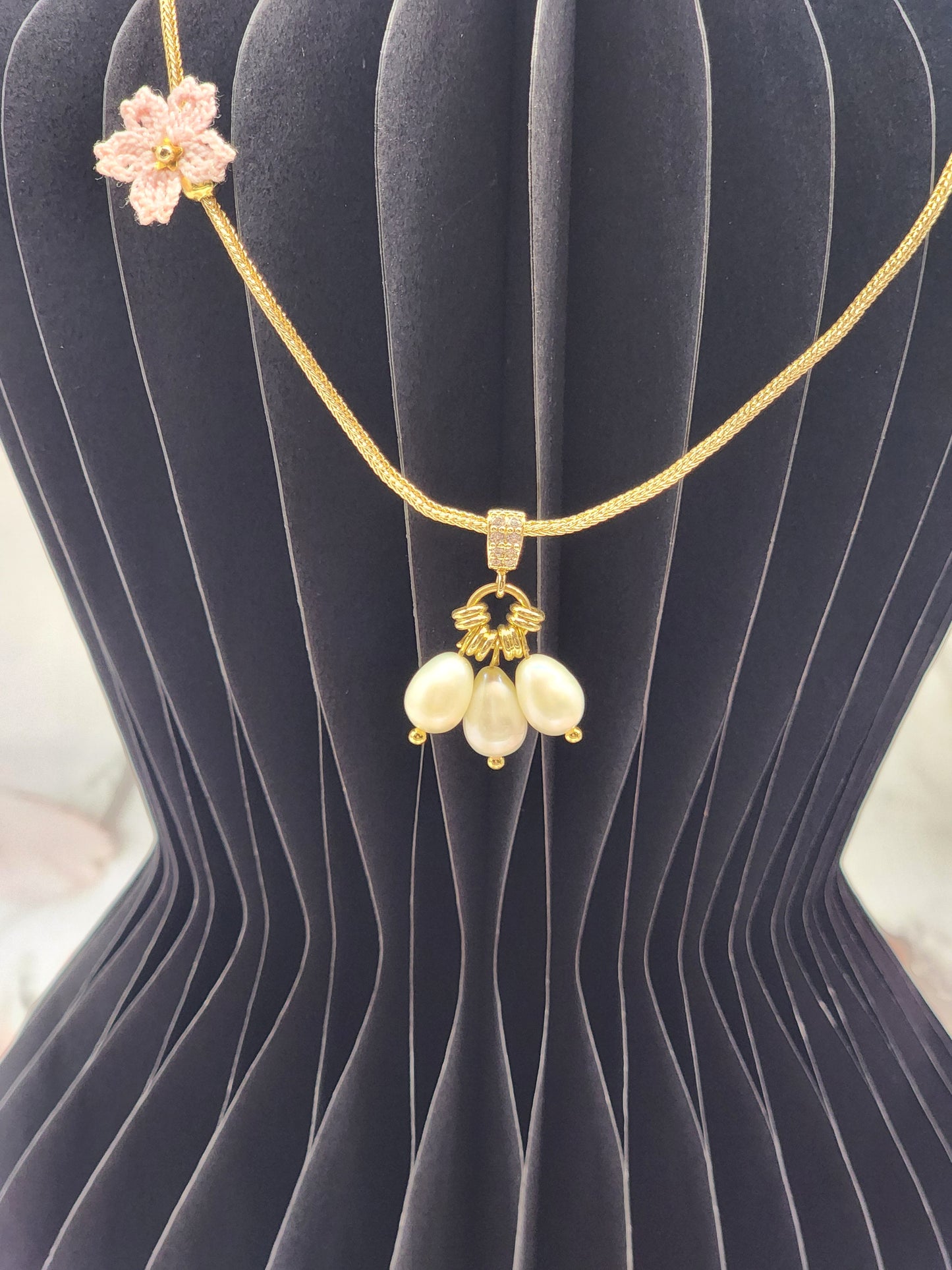 Flawless 6–7mm teardrop-shaped pearls complemented with a delicate micro crochet Sakura bloom. 18K gold-plated Chopard chain. 